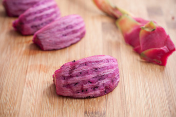 pitaya fruit du dragon originaire du mexique sur planche à découper en bambou