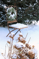 Gartenstuhl mit Schnee