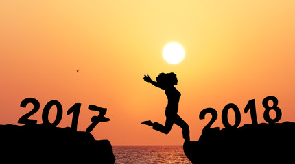 Frau springt in 2018