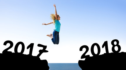 Frau springt in 2018 © by-studio