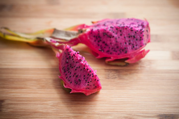 pitaya fruit du dragon originaire du mexique sur planche à découper en bambou