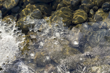 Blick von oben auf tauende Eisschicht im Wasser