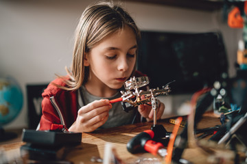 Girl learning robotics - obrazy, fototapety, plakaty