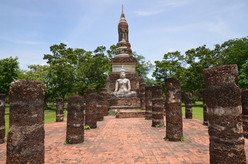 Fototapeta premium OLD SUKHOTHAI BOUDDHA ASSIS WAT SA SI THAÏLANDE 