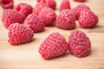 framboise sur planche à découper en bambou