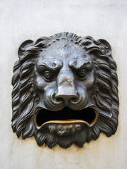Buzón con forma de cabeza de león