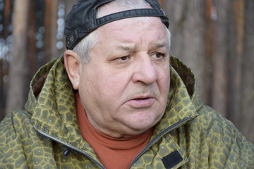 портрет взволнованного старика кавказской внешности  