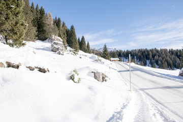 Cielo azzurro e neve bianca