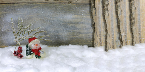 Bałwan przed domem na śniegu w Boże Narodzenie. - obrazy, fototapety, plakaty