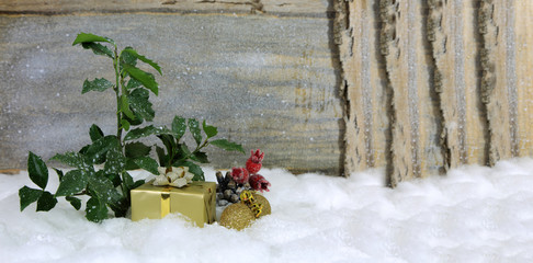 Paczka na śniegu przed domem w Święta Bożego Narodzenia. - obrazy, fototapety, plakaty