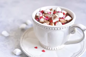 Crédence de cuisine en verre imprimé Chocolat Chocolat chaud épais avec mini guimauve et décoration festive.