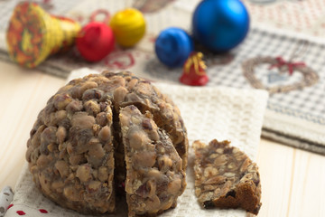 Pangiallo, dolce tradizionale italiano di natale, a base di nocciole, frutta secca e miele. 