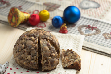 Pangiallo, dolce tradizionale italiano di natale, a base di nocciole, frutta secca e miele. 
