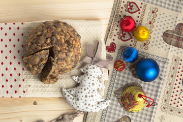 Pangiallo,  dolce tradizionale italiano di natale a base di nocciole frutta secca e miele. 