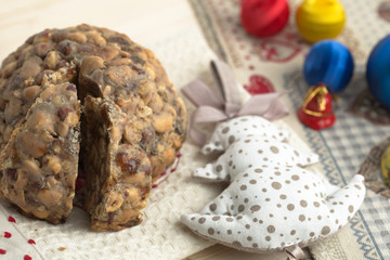 Pangiallo,  dolce tradizionale italiano di natale a base di nocciole frutta secca e miele. 