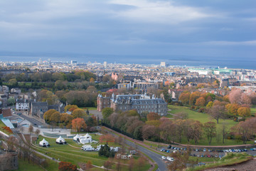 Fototapeta na wymiar Top view of Edinburgh city inScotland at autumn season with blue sky.