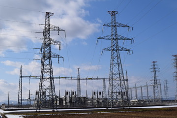 変電設備と送電線