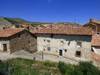 Fototapeta na wymiar Villarroya de los Pinares, pueblo de Teruel en la Comunidad Autónoma de Aragón, España
