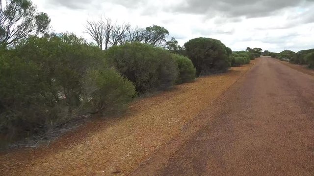 Straße mit rotem Straßenbelag im Outback von West-Australien, Teil 8