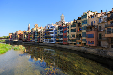 Fototapeta premium Colorful yellow and orange houses in water river Onyar, Girona, Spain