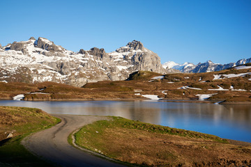 Bergpanorama Tannensee Melchsee-Frutt schneebedeckte Berge Bergstrasse blauer Himmel