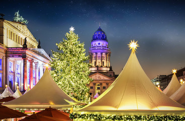 Weihnachtsmarkt am Gendarmenmarkt in Berlin bei Nacht und mit Sternenhimmel © moofushi