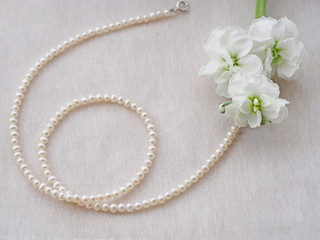 真珠のネックレスと白い花