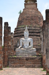 Fototapeta premium OLD SUKHOTHAI BOUDDHA ASSIS WAT SORASAK THAÏLANDE 