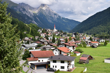 Fototapeta na wymiar Le village de Pettneu, dominé par l'Eisenspitze (alt 2859 m)