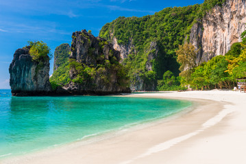 Fototapeta na wymiar very beautiful bay, tropical island of Hong in Thailand with white rocks