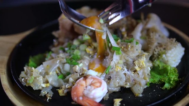 Chinese Noole Hot Sizzling Pan with Prawn and Egg Yolk 4K