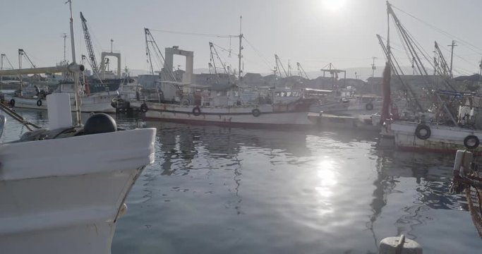 漁船のある港町