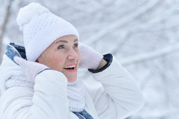 Fototapeta na wymiar woman in winter clothes posing 