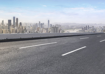 Obraz premium Road pavement and city skyline