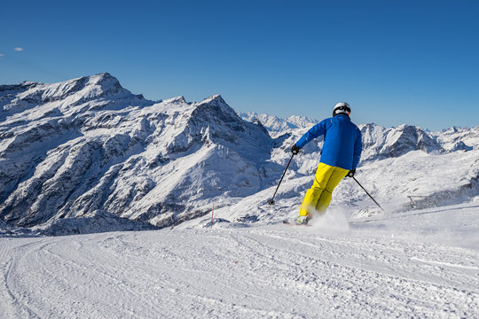Sciatore nelle alpi