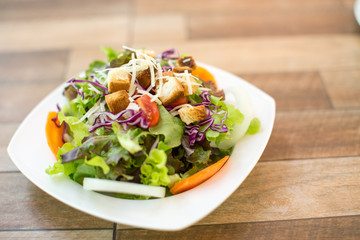 salad disk on wooden table