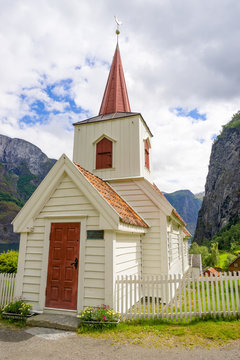 Kleine Stabkirche in Undredal am Fjord in Norwegen