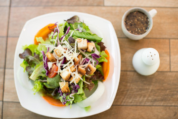 salad disk on wooden table