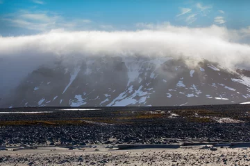 Fototapeten Arctica Wolke auf der Gletscherdecke gefangen, Nunatak im Nebel  © max5128