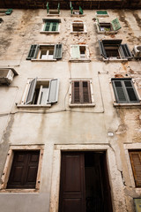 Fototapeta na wymiar Verfallenes Wohnhaus mit Fensterläden
