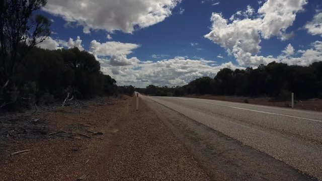 Anfahren vom Seitenstreifen in einem PKW auf einem Highway in West-Australien mit Kamerablickwinkel nach vorne