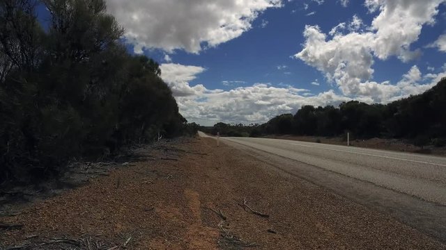Sträucher im Wind am Straßenrand eines Highway in West-Australien