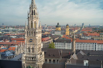 Fototapeta na wymiar Blick auf das Rathaus und die Stadt München