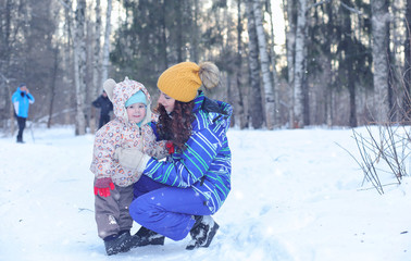 Fototapeta na wymiar family walks on Winter Park during the weekend