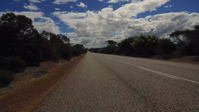 Gerade Fahrstrecke in einem PKW auf einem Highway in West-Australien mit Kamerablickwinkel nach vorne