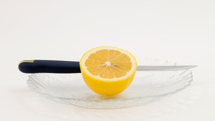 Стеклянная прозрачная тарелка, разрезанный пополам...