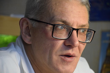 портрет кавказского,думающего мужчины в медицинском халате  