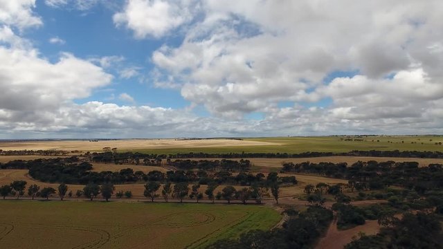 Luftaufnahme einer Misch-Landschaft in West-Australien mit Himmel voller Wolken