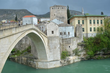 Mostar - Stari Most en de moskee van Cezvan Cehaja
