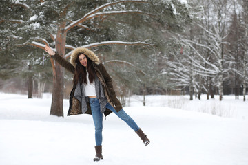 Fototapeta na wymiar Beautiful girl in a beautiful winter park